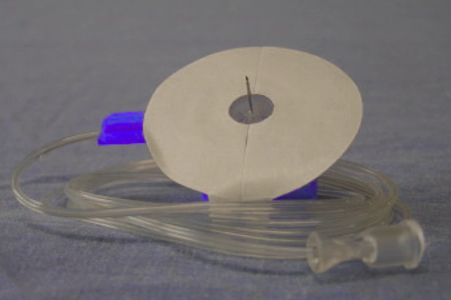 medical IV set components and fluid flow diagram