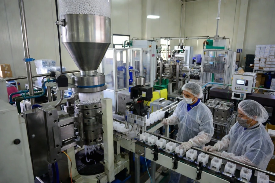 plastic injection molding production with assembly, packaging and logistics workflow for medical device manufacturing