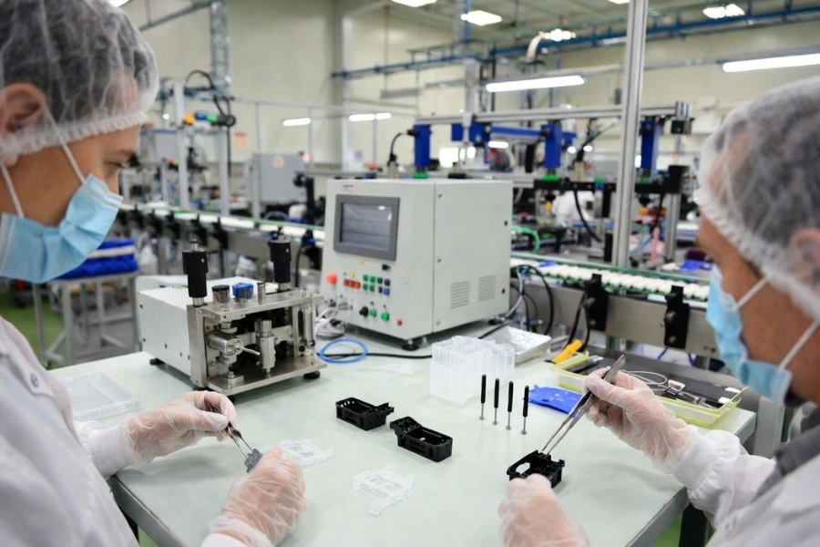 medical plastic component assembly after injection molding in a clean manufacturing environment