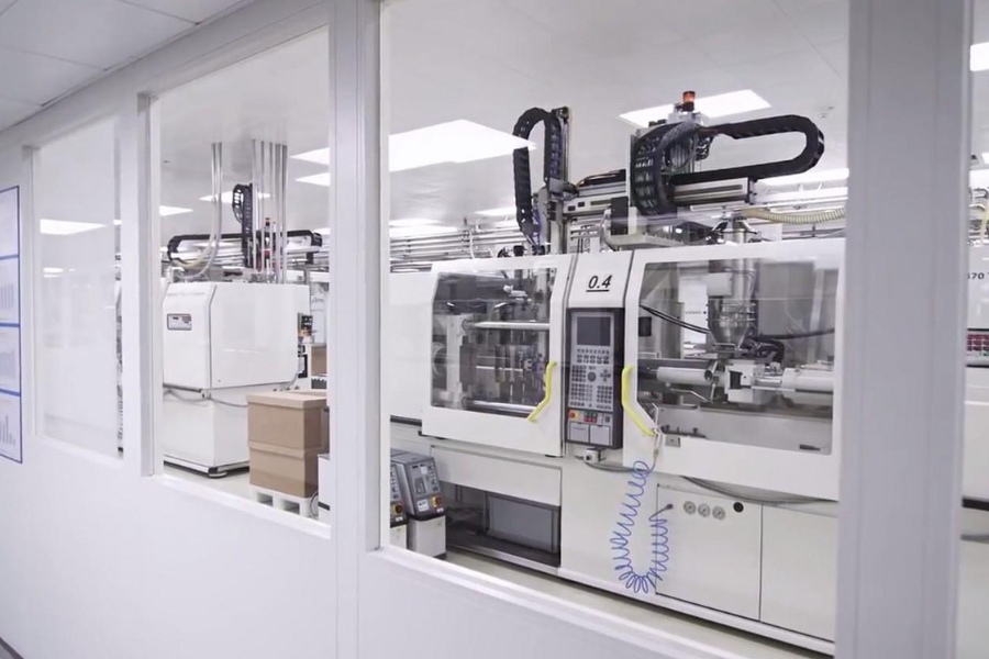 cleanroom injection molding environment for medical device manufacturing with strict change control