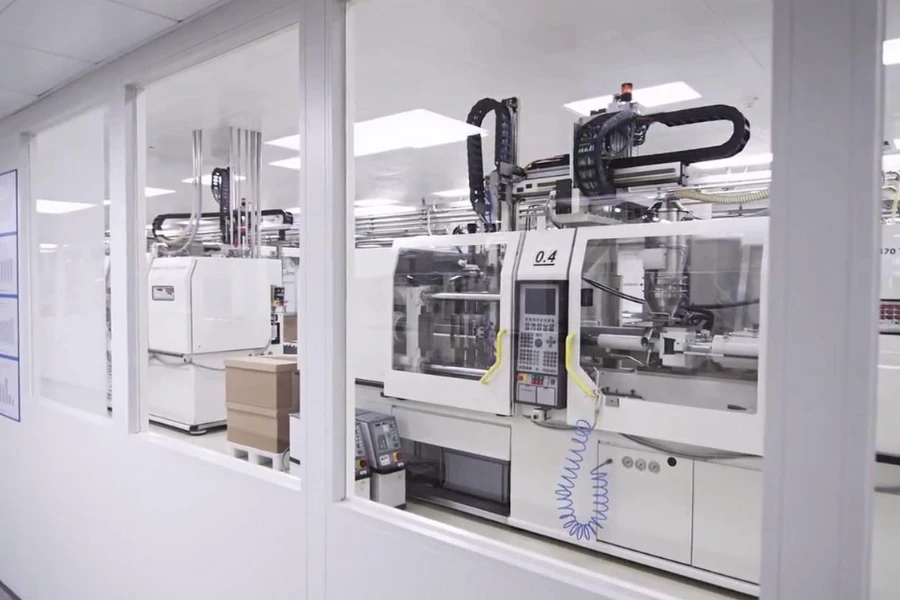 medical injection molding process monitoring with batch tracking parameters and cavity control